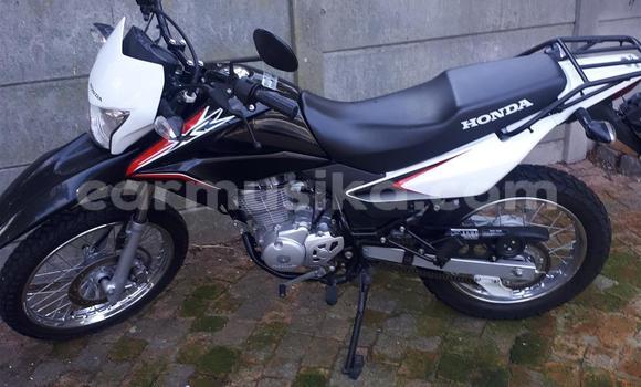 Acheter Occasion Moto Honda CB Blanc à Beitbridge, Matabeleland South Acheter Occasion Moto Honda CB Blanc à Beitbridge, Matabeleland South