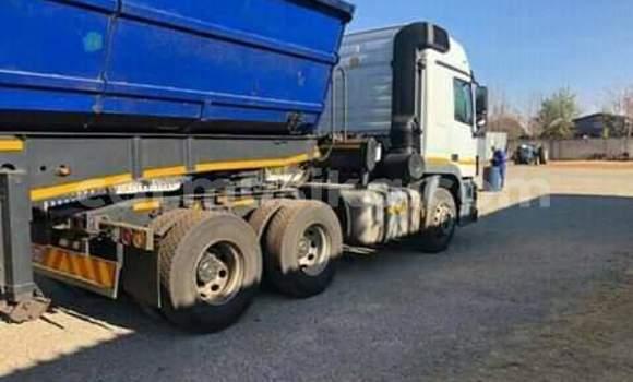 Acheter Occasion Utilitaire Mercedes‒Benz Tipper Blanc à Beitbridge, Matabeleland South Acheter Occasion Utilitaire Mercedes‒Benz Tipper Blanc à Beitbridge, Matabeleland South