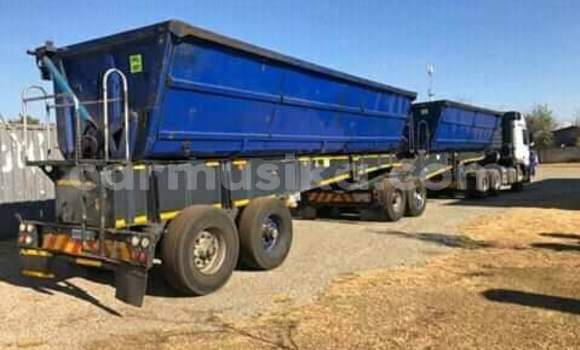 Acheter Occasion Utilitaire Mercedes‒Benz Tipper Blanc à Beitbridge, Matabeleland South Acheter Occasion Utilitaire Mercedes‒Benz Tipper Blanc à Beitbridge, Matabeleland South