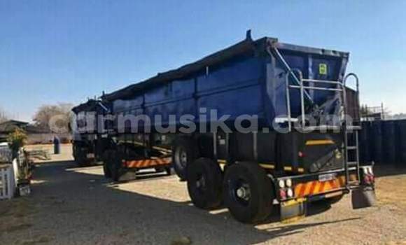 Acheter Occasion Utilitaire Mercedes‒Benz Tipper Blanc à Beitbridge, Matabeleland South Acheter Occasion Utilitaire Mercedes‒Benz Tipper Blanc à Beitbridge, Matabeleland South