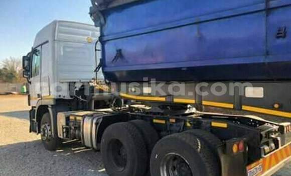 Acheter Occasion Utilitaire Mercedes‒Benz Tipper Blanc à Beitbridge, Matabeleland South Acheter Occasion Utilitaire Mercedes‒Benz Tipper Blanc à Beitbridge, Matabeleland South