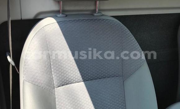 Nunua Imported Toyota Hilux Nyekundu Gari ndani ya Glen Norah nchini Harare