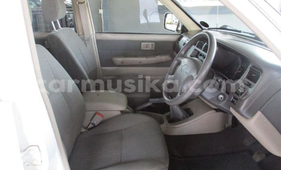 Nunua Ilio tumika Toyota 4Runner Nyeupe Gari ndani ya Borrowdale nchini Harare Nunua Ilio tumika Toyota 4Runner Nyeupe Gari ndani ya Borrowdale nchini Harare