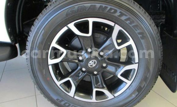 Nunua Ilio tumika Toyota Hilux Nyeupe Gari ndani ya Borrowdale nchini Harare Nunua Ilio tumika Toyota Hilux Nyeupe Gari ndani ya Borrowdale nchini Harare