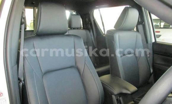 Nunua Ilio tumika Toyota Hilux Nyeupe Gari ndani ya Borrowdale nchini Harare Nunua Ilio tumika Toyota Hilux Nyeupe Gari ndani ya Borrowdale nchini Harare