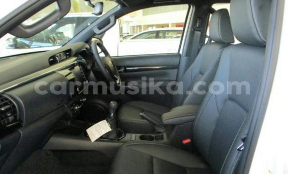 Nunua Ilio tumika Toyota Hilux Nyeupe Gari ndani ya Borrowdale nchini Harare Nunua Ilio tumika Toyota Hilux Nyeupe Gari ndani ya Borrowdale nchini Harare