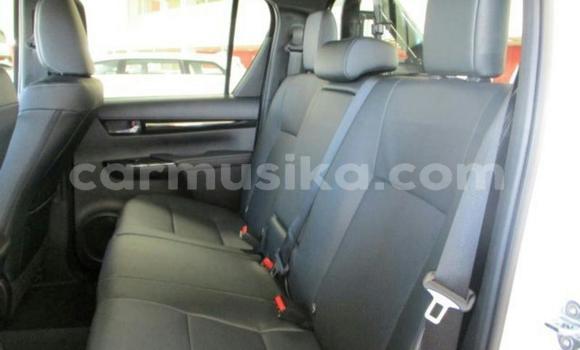 Nunua Ilio tumika Toyota Hilux Nyeupe Gari ndani ya Borrowdale nchini Harare Nunua Ilio tumika Toyota Hilux Nyeupe Gari ndani ya Borrowdale nchini Harare