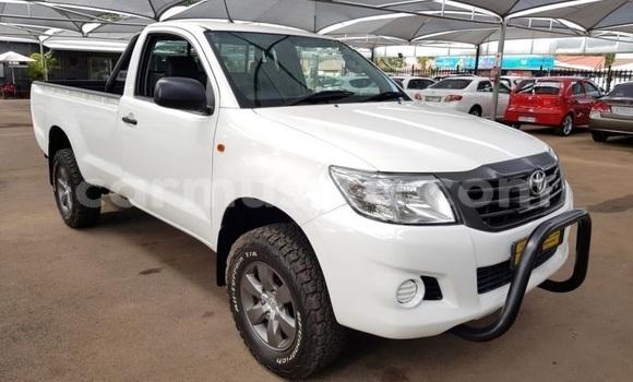 Nunua Ilio tumika Toyota Hilux Nyeupe Gari ndani ya Borrowdale nchini Harare