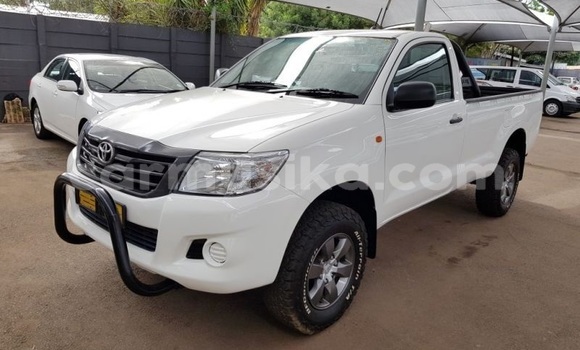Nunua Ilio tumika Toyota Hilux Nyeupe Gari ndani ya Borrowdale nchini Harare Nunua Ilio tumika Toyota Hilux Nyeupe Gari ndani ya Borrowdale nchini Harare