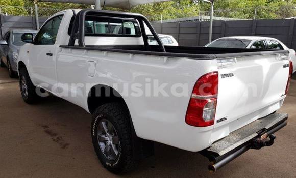 Nunua Ilio tumika Toyota Hilux Nyeupe Gari ndani ya Borrowdale nchini Harare Nunua Ilio tumika Toyota Hilux Nyeupe Gari ndani ya Borrowdale nchini Harare