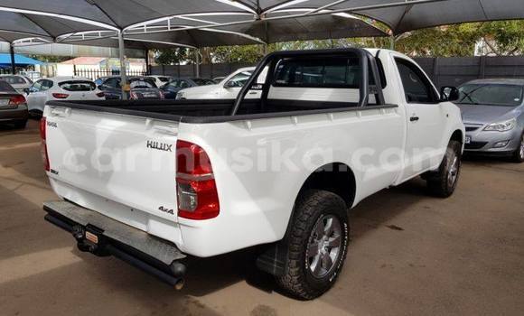 Nunua Ilio tumika Toyota Hilux Nyeupe Gari ndani ya Borrowdale nchini Harare Nunua Ilio tumika Toyota Hilux Nyeupe Gari ndani ya Borrowdale nchini Harare