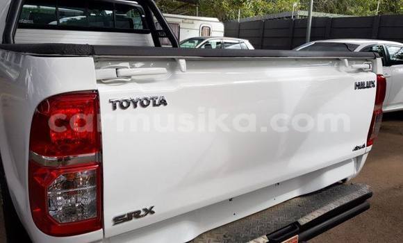 Nunua Ilio tumika Toyota Hilux Nyeupe Gari ndani ya Borrowdale nchini Harare Nunua Ilio tumika Toyota Hilux Nyeupe Gari ndani ya Borrowdale nchini Harare