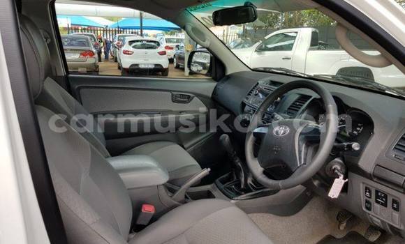 Nunua Ilio tumika Toyota Hilux Nyeupe Gari ndani ya Borrowdale nchini Harare Nunua Ilio tumika Toyota Hilux Nyeupe Gari ndani ya Borrowdale nchini Harare