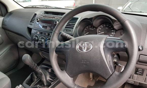 Nunua Ilio tumika Toyota Hilux Nyeupe Gari ndani ya Borrowdale nchini Harare Nunua Ilio tumika Toyota Hilux Nyeupe Gari ndani ya Borrowdale nchini Harare