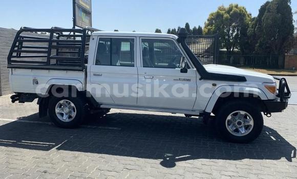 Nunua Ilio tumika Toyota Land Cruiser Nyeupe Gari ndani ya Beitbridge nchini Matabeleland Kusini Nunua Ilio tumika Toyota Land Cruiser Nyeupe Gari ndani ya Beitbridge nchini Matabeleland Kusini