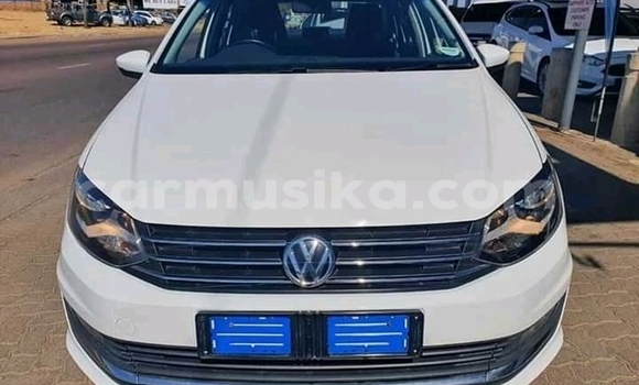 Nunua Ilio tumika Volkswagen Polo Nyeupe Gari ndani ya Alexandra Park nchini Harare