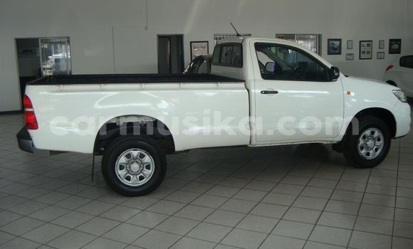 Buy Used Toyota Hilux White Car in Chimanimani in Manicaland Buy Used Toyota Hilux White Car in Chimanimani in Manicaland