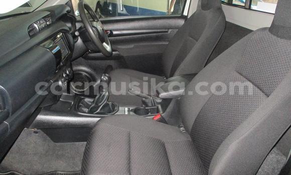 Buy Used Toyota Hilux White Car in Chimanimani in Manicaland Buy Used Toyota Hilux White Car in Chimanimani in Manicaland