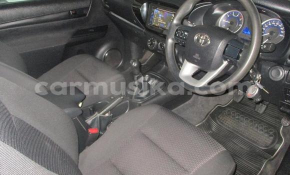 Buy Used Toyota Hilux White Car in Chimanimani in Manicaland Buy Used Toyota Hilux White Car in Chimanimani in Manicaland