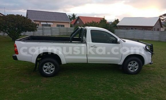 Nunua Ilio tumika Toyota Hilux Nyeupe Gari ndani ya Kwekwe nchini Midlands