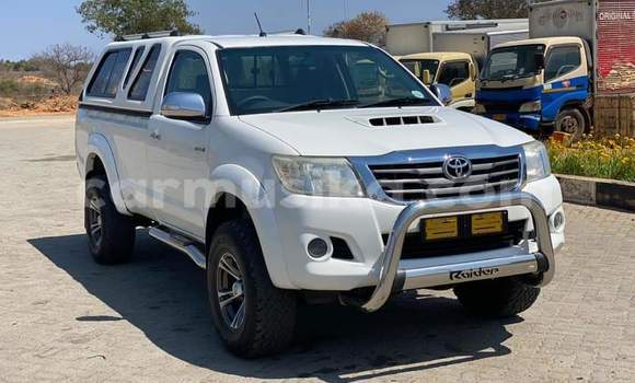 Buy Used Toyota Hilux White Car in Beitbridge in Matabeleland South