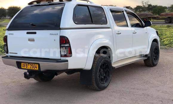 Tenga Tsaru Toyota Hilux Sirivha Mota in Beitbridge in Matabeleland South Tenga Tsaru Toyota Hilux Sirivha Mota in Beitbridge in Matabeleland South