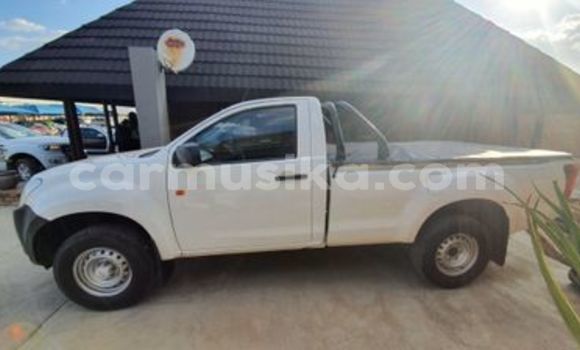 Buy Used Isuzu KB White Car in Beitbridge in Matabeleland South Buy Used Isuzu KB White Car in Beitbridge in Matabeleland South