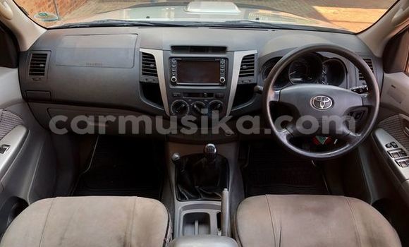 Nunua Ilio tumika Toyota Hilux Fedha Gari ndani ya Beitbridge nchini Matabeleland Kusini Nunua Ilio tumika Toyota Hilux Fedha Gari ndani ya Beitbridge nchini Matabeleland Kusini