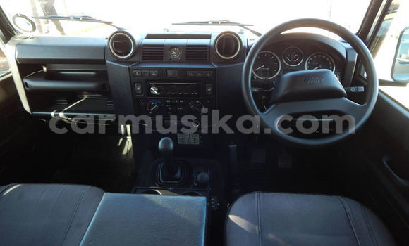 Nunua Ilio tumika Land Rover Defender Fedha Gari ndani ya Beitbridge nchini Matabeleland Kusini Nunua Ilio tumika Land Rover Defender Fedha Gari ndani ya Beitbridge nchini Matabeleland Kusini
