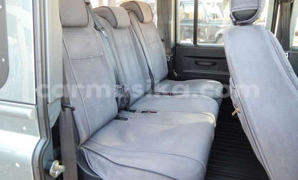 Nunua Ilio tumika Land Rover Defender Fedha Gari ndani ya Beitbridge nchini Matabeleland Kusini Nunua Ilio tumika Land Rover Defender Fedha Gari ndani ya Beitbridge nchini Matabeleland Kusini