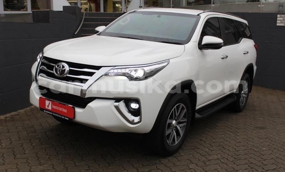 Acheter Occasion Voiture Toyota Fortuner Blanc à Chinhoyi, Mashonaland West