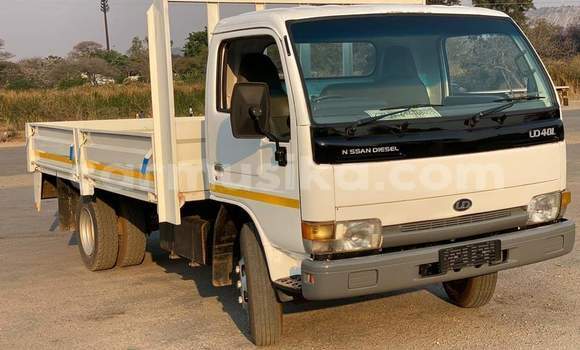 Acheter Occasion Voiture Nissan Urvan Blanc à Beitbridge, Matabeleland South Acheter Occasion Voiture Nissan Urvan Blanc à Beitbridge, Matabeleland South