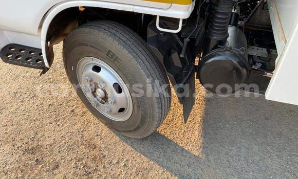 Acheter Occasion Voiture Nissan Urvan Blanc à Beitbridge, Matabeleland South Acheter Occasion Voiture Nissan Urvan Blanc à Beitbridge, Matabeleland South