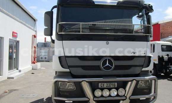 Tenga Tsaru Mercedes‒Benz 2644 Chena Rori in Beitbridge in Matabeleland South Tenga Tsaru Mercedes‒Benz 2644 Chena Rori in Beitbridge in Matabeleland South