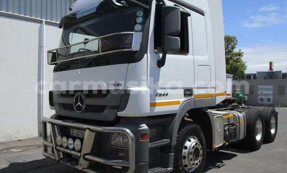 Tenga Tsaru Mercedes‒Benz 2644 Chena Rori in Beitbridge in Matabeleland South Tenga Tsaru Mercedes‒Benz 2644 Chena Rori in Beitbridge in Matabeleland South