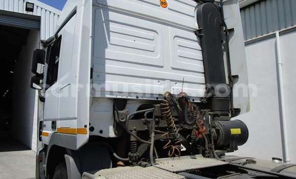 Tenga Tsaru Mercedes‒Benz 2644 Chena Rori in Beitbridge in Matabeleland South Tenga Tsaru Mercedes‒Benz 2644 Chena Rori in Beitbridge in Matabeleland South