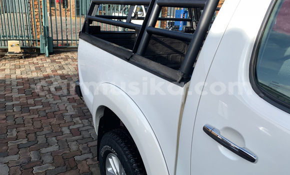 Tenga Tsaru Toyota Hilux Chena Mota in Beitbridge in Matabeleland South Tenga Tsaru Toyota Hilux Chena Mota in Beitbridge in Matabeleland South