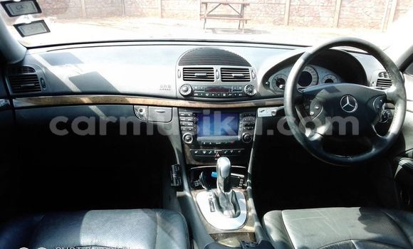 Nunua Ilio tumika Mercedes‒Benz E–Class Fedha Gari ndani ya Harare nchini Harare Nunua Ilio tumika Mercedes‒Benz E–Class Fedha Gari ndani ya Harare nchini Harare