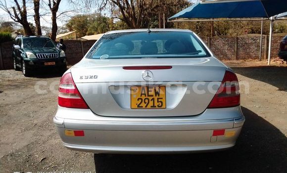 Nunua Ilio tumika Mercedes‒Benz E–Class Fedha Gari ndani ya Harare nchini Harare Nunua Ilio tumika Mercedes‒Benz E–Class Fedha Gari ndani ya Harare nchini Harare