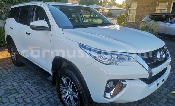 Nunua Ilio tumika Toyota Fortuner Nyeupe Gari ndani ya Harare nchini Harare Nunua Ilio tumika Toyota Fortuner Nyeupe Gari ndani ya Harare nchini Harare