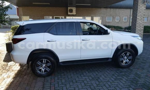 Nunua Ilio tumika Toyota Fortuner Nyeupe Gari ndani ya Harare nchini Harare Nunua Ilio tumika Toyota Fortuner Nyeupe Gari ndani ya Harare nchini Harare