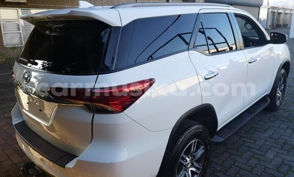 Nunua Ilio tumika Toyota Fortuner Nyeupe Gari ndani ya Harare nchini Harare Nunua Ilio tumika Toyota Fortuner Nyeupe Gari ndani ya Harare nchini Harare