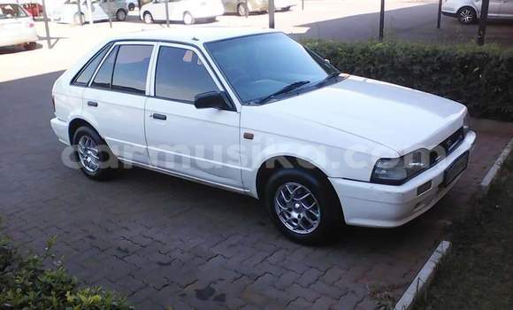 Acheter Occasion Voiture Mazda 323 Blanc à Beitbridge, Matabeleland South