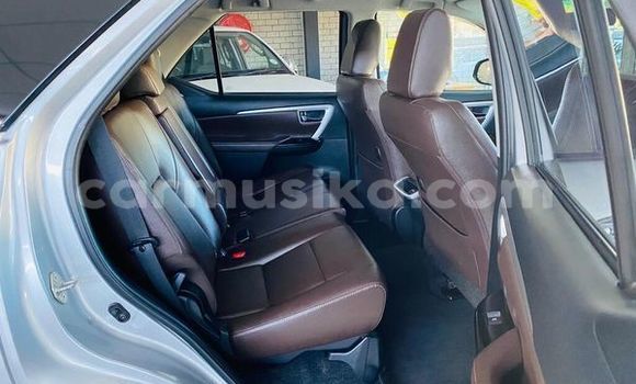 Nunua Ilio tumika Toyota Fortuner Fedha Gari ndani ya Beitbridge nchini Matabeleland Kusini Nunua Ilio tumika Toyota Fortuner Fedha Gari ndani ya Beitbridge nchini Matabeleland Kusini