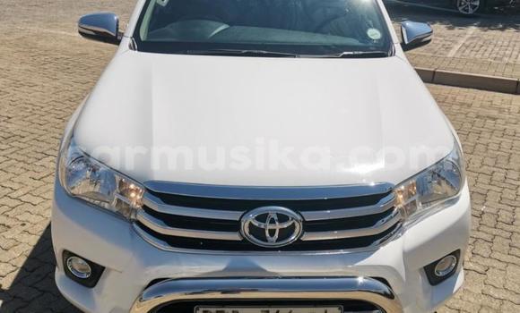Buy Used Toyota Hilux White Car in Beitbridge in Matabeleland South Buy Used Toyota Hilux White Car in Beitbridge in Matabeleland South