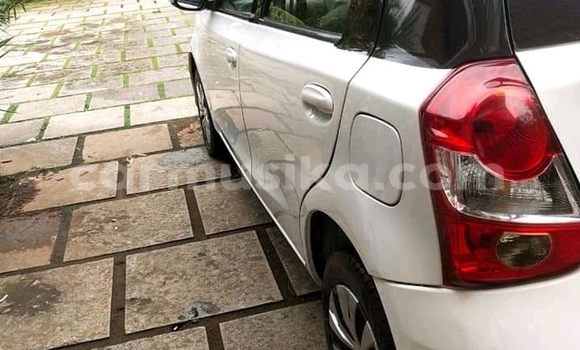 Acheter Occasion Voiture Toyota Yaris Blanc à Beitbridge, Matabeleland South Acheter Occasion Voiture Toyota Yaris Blanc à Beitbridge, Matabeleland South