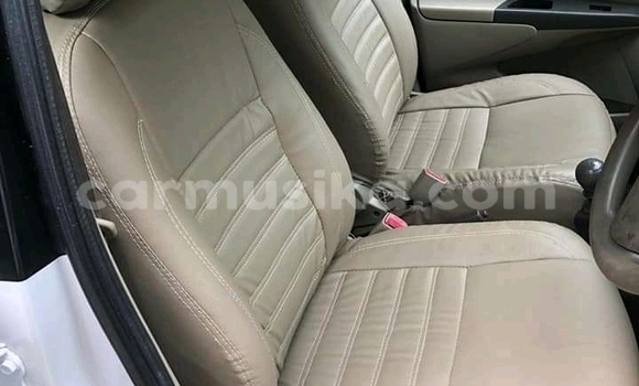 Acheter Occasion Voiture Toyota Yaris Blanc à Beitbridge, Matabeleland South Acheter Occasion Voiture Toyota Yaris Blanc à Beitbridge, Matabeleland South