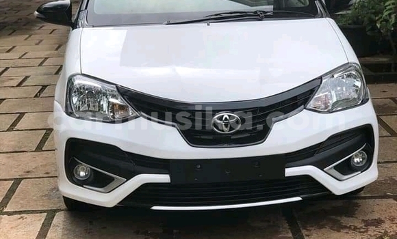 Acheter Occasion Voiture Toyota Yaris Blanc à Beitbridge, Matabeleland South Acheter Occasion Voiture Toyota Yaris Blanc à Beitbridge, Matabeleland South