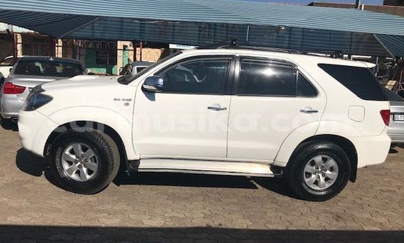 Acheter Occasion Voiture Toyota Fortuner Blanc à Beitbridge, Matabeleland South Acheter Occasion Voiture Toyota Fortuner Blanc à Beitbridge, Matabeleland South