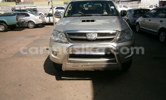 Acheter Occasion Voiture Toyota Fortuner Gris à Beitbridge, Matabeleland South Acheter Occasion Voiture Toyota Fortuner Gris à Beitbridge, Matabeleland South